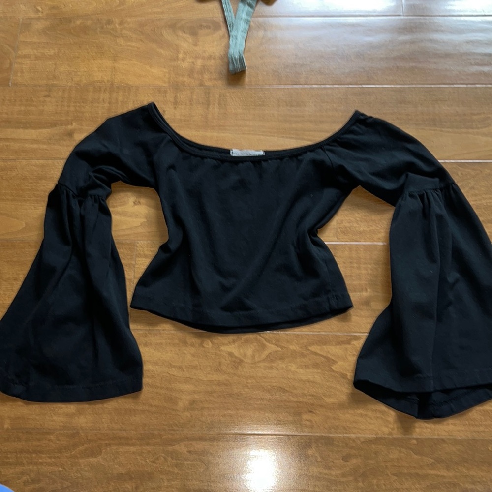 OFF THE SHOULDER WIDE SLEEVED CROP